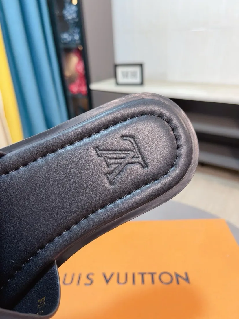 Men's shoes 💰300🌸🌸LV Ordinary men's spring and summer slippers, uppers imported from Italy, cowhide fabric, logo graphics, high-quality craftsmanship, soles: original soles specially provided by the original factory, exclusive movable molded soles super comfortable, original factory single goods, 🔍🔍high quality, you can enter and exit the counter at will, welcome to compare, size 38-45